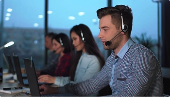 customer support team providing dedicated advisor assistance for shipments