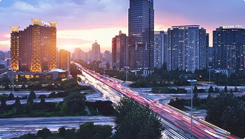 busy city highway at sunset representing major auto transport routes
