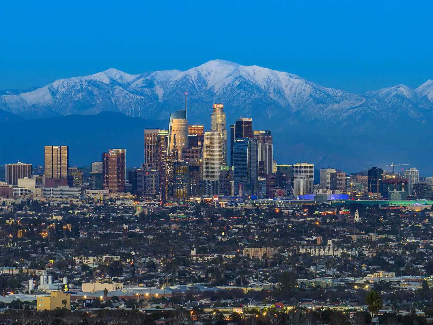 los-angeles-skyline-with-mountains