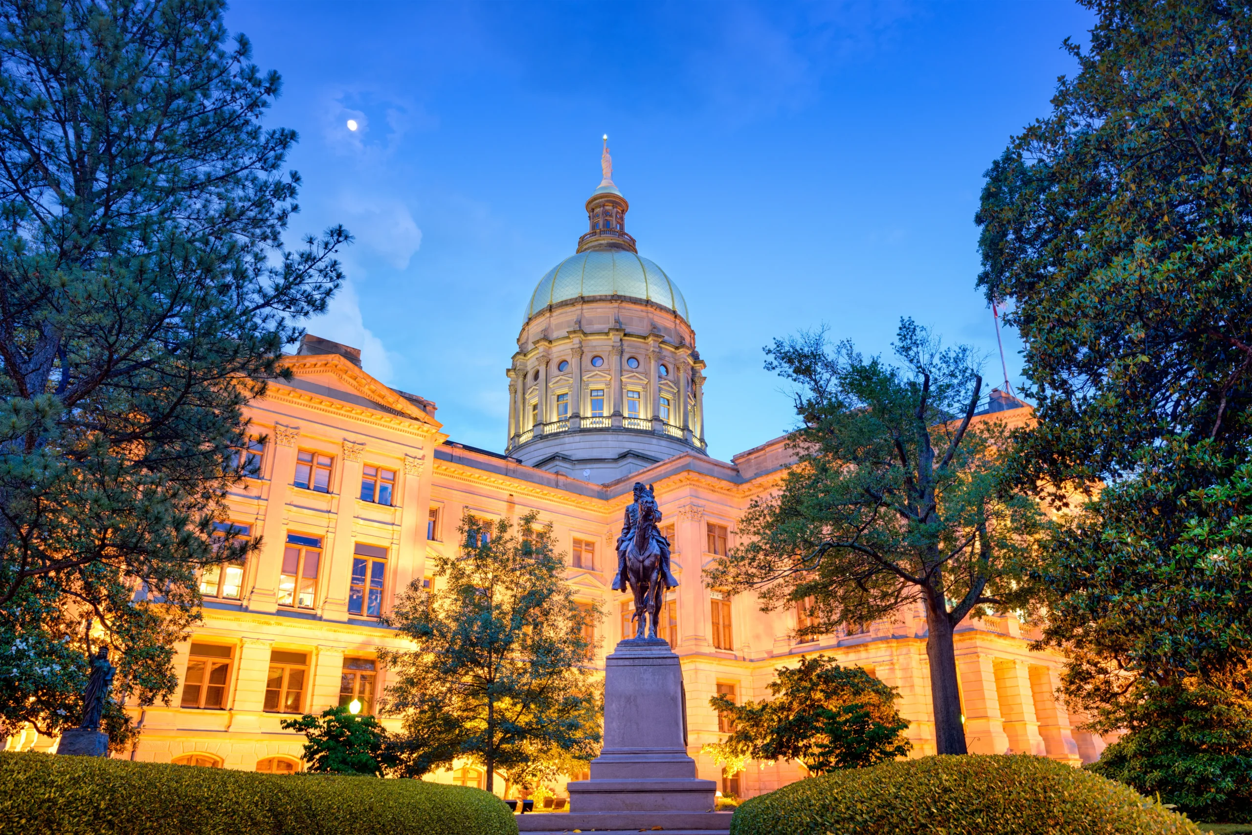 georgia-state-capitol-building-in-atlanta-illuminated-at-night-with-golden-dome-trees-and-historic-architecture